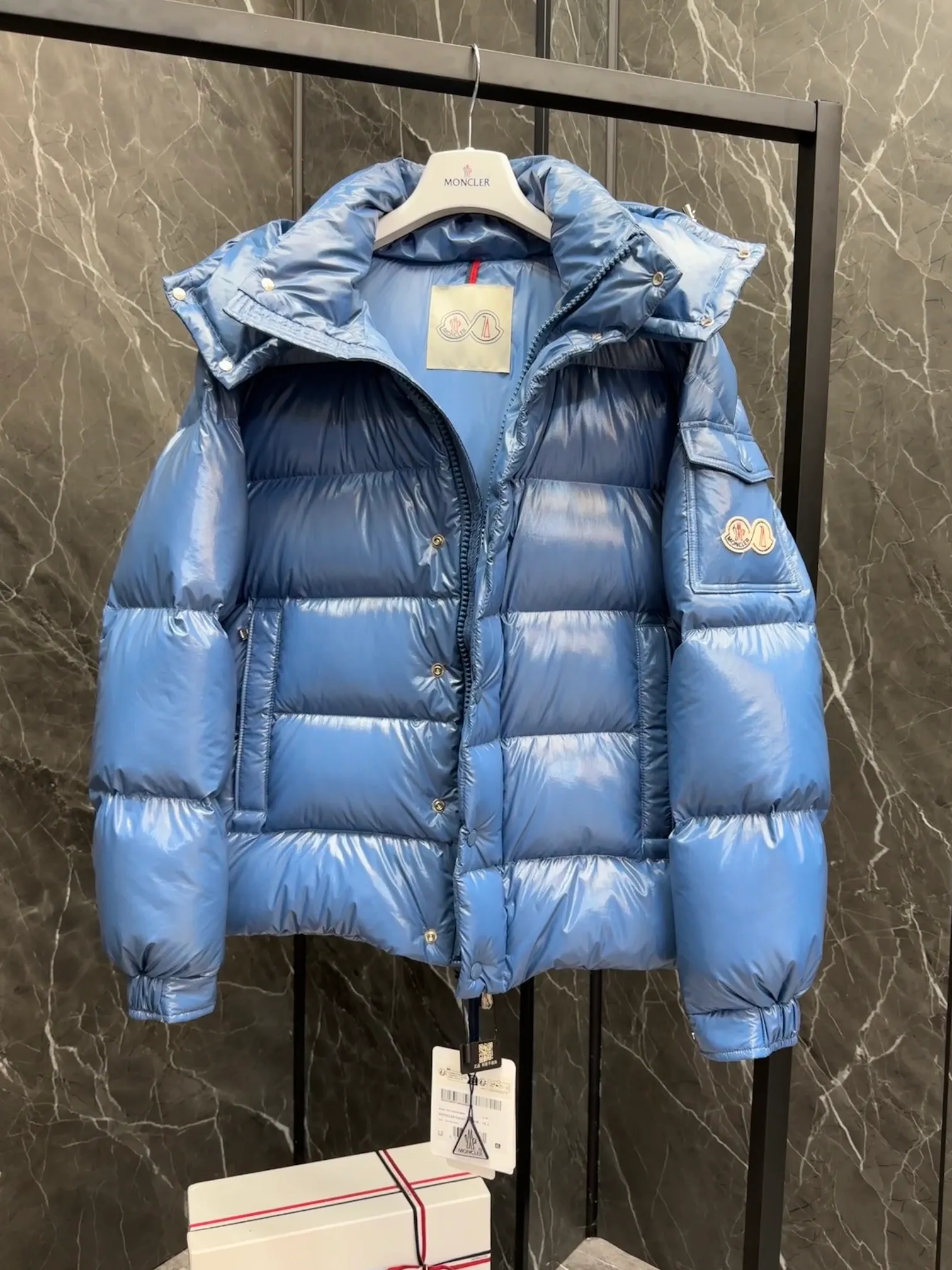 ⬆️Moncler Maya 70 . . Moncler 70 ， 。 ， ， Moncler Maya 70 。 ， 。 Antoni Tudisco 。 Moncler Maya 70 Moncler 70 ， ， 。 Classic ， 、 。 Classic 70 。 • • • • • ， • • • •Moncler Maya 70 Size: 1-5 . Cream White Pink Blue Gray Black D 9890065750